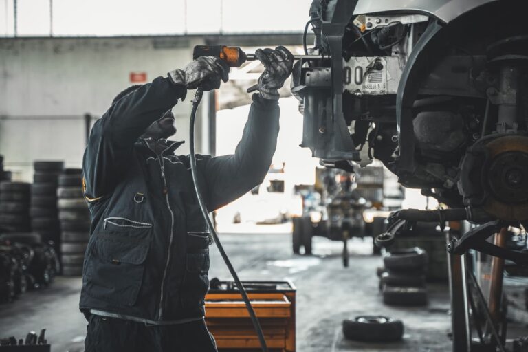 Operazione di smontaggio di componenti da un'auto da demolire